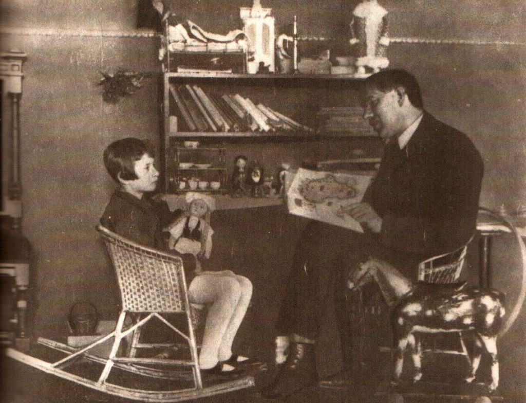 Корней Чуковский с дочкой Мурой (1925 год)