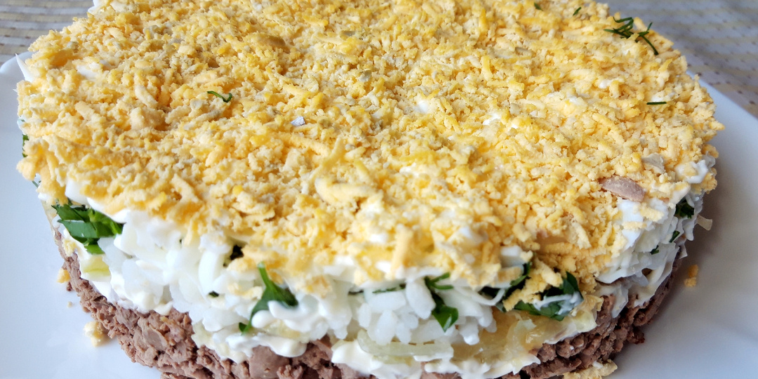 СЛОЕНЫЙ САЛАТ ИЗ КУРИНОЙ ПЕЧЕНИ С РИСОМ И ЯЙЦАМИ.