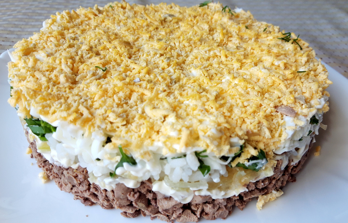 Ингредиенты: печень куриная 300 гр рис 90 гр, яйца 3 шт. лук репчатый 1 шт, майонез, лук зеленый, укроп, петрушка.