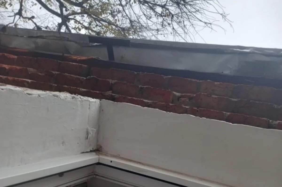    Коммунальщики так и не починили поломанную крышу многоэтажки на Казахской