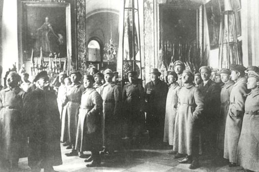 Хранитель Оружейной палаты В.К. Трутовский даёт пояснения выпускникам Школы красных командиров. 1919 год. Фото из открытых источников.