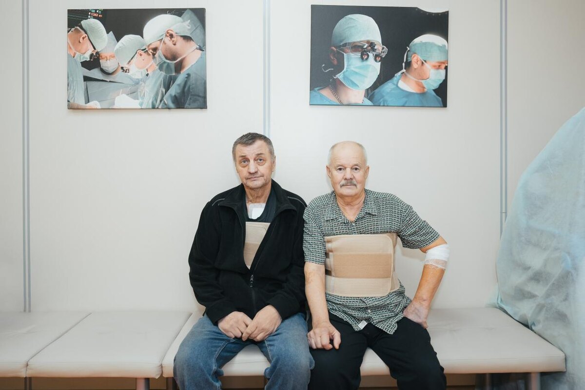 История 69-летнего Петра Николаевича (на фото слева) показывает, как жизнь здорового, полного сил человека может резко измениться за один день, и как важно получить своевременную грамотную медицинскую помощь.