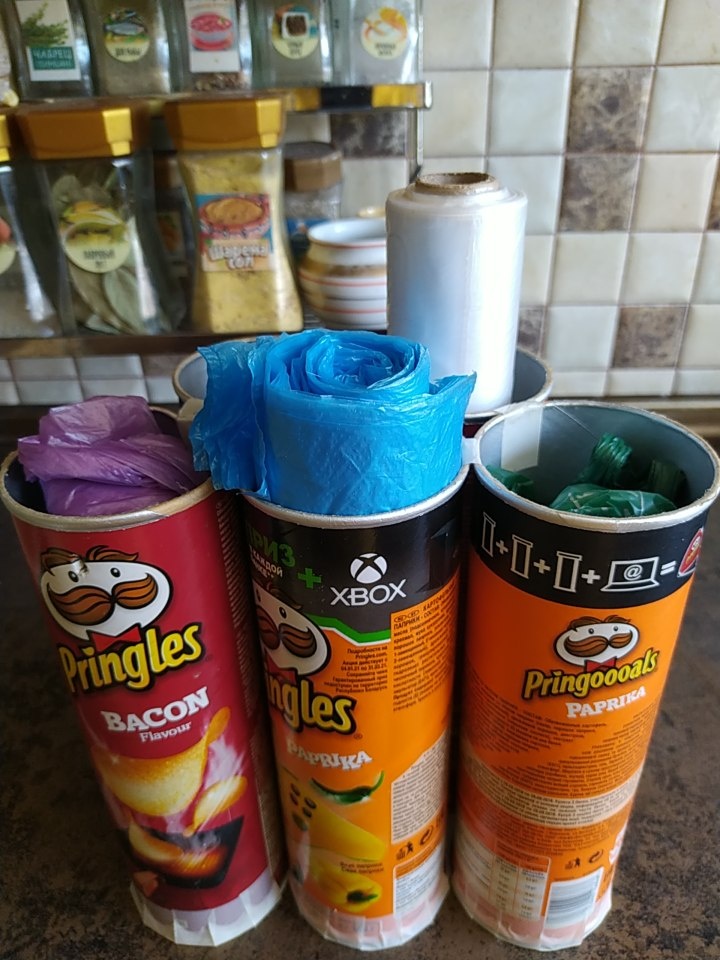 Стоит эта конструкция в нижнем выдвижном ящике. Мне очень удобно