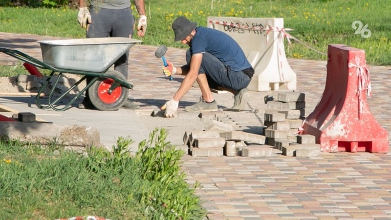    Ремонт тротуара планируют завершить к августу Фото: ИА «Победа26»