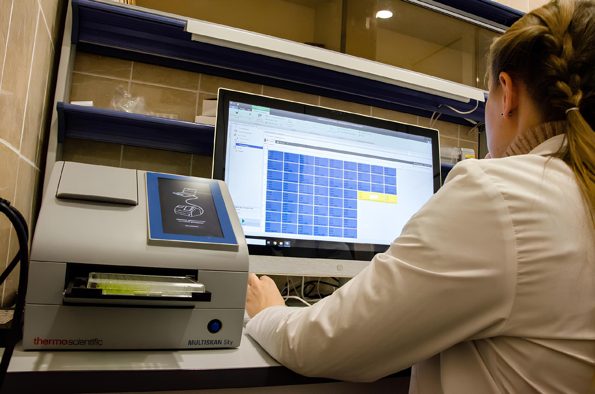 Измерение оптической плотности культуры бактерий на спектрофотометре. Источник: Ольга Захарова