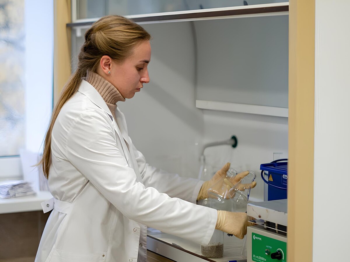 Приготовление суспензий наночастиц в вытяжном шкафу. Источник: Ольга Захарова