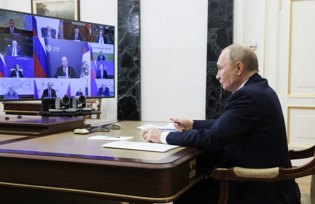    Президент РФ Владимир Путин в режиме видеоконференции проводит совещание с членами правительства РФ. Михаил Метцель / POOL