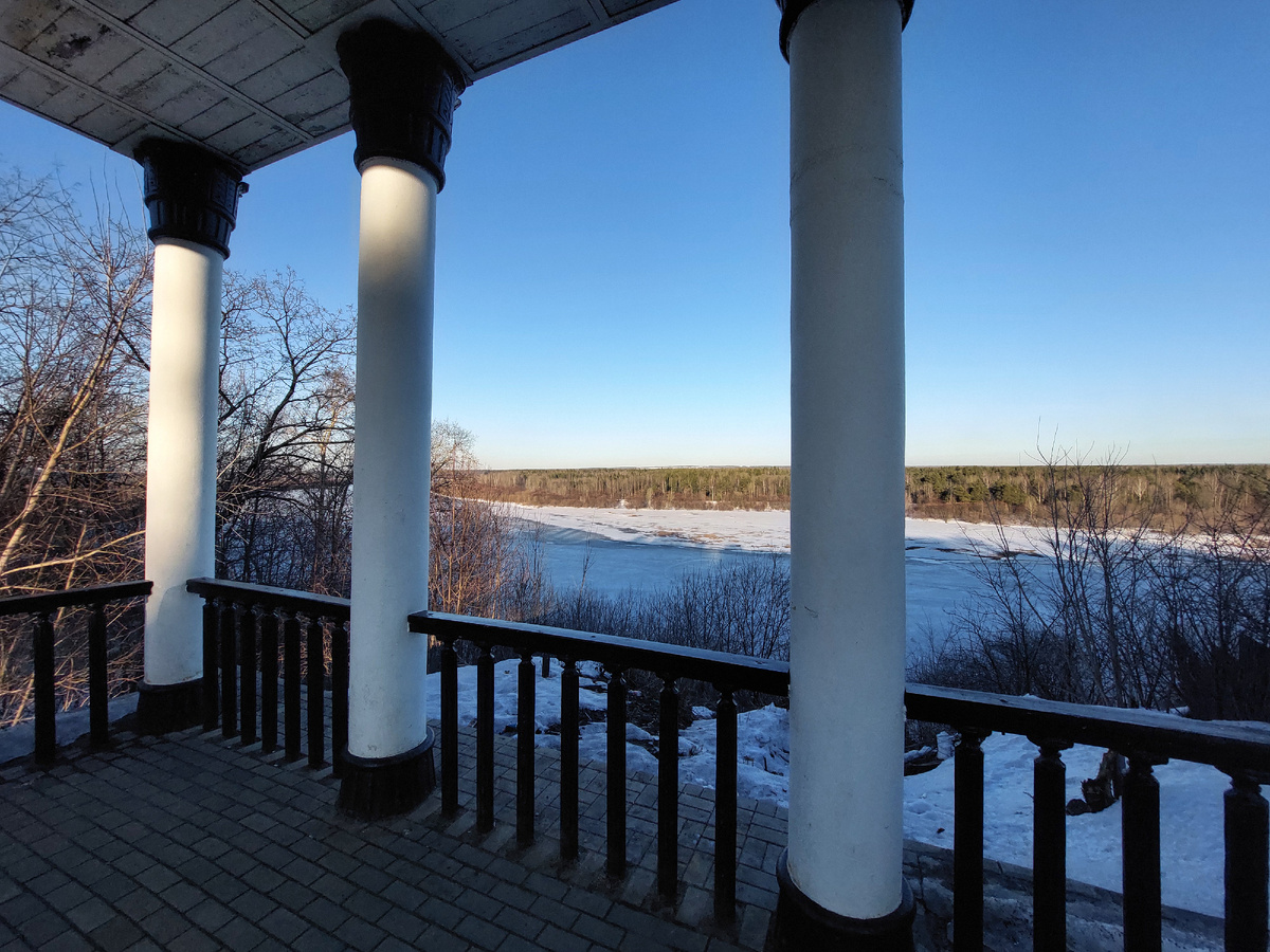 Вид из ротонды на реку Вятка