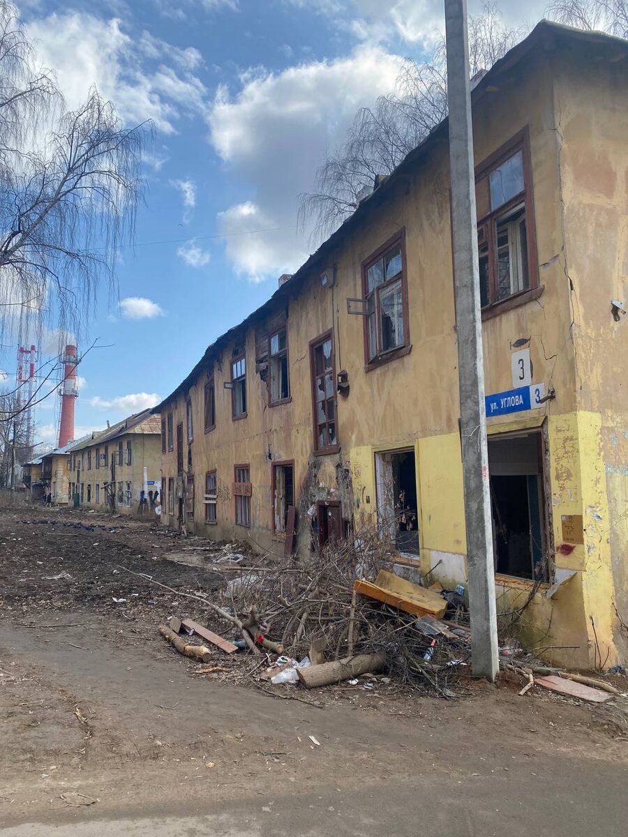 Дома 1, 2, 3, 4, 5, улица Углова (Сухумская). Все дома на этой улице были построены в 1932 году. Долгое время находились в аварийном состоянии. Сейчас все, короме дома № 5, расселены. Думаю, что они исправно послужили людям... 