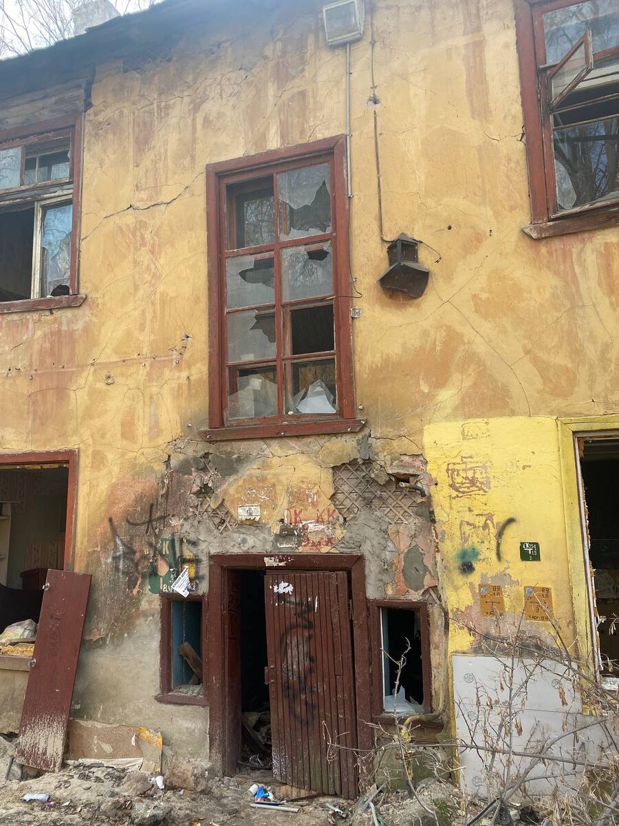 Еще в 2017 году произошло обрушение цокоя и балок перекрытия, вследсвие чего дом просел, газ отключен... То, что дом просел заметно по двери подъезда. Да же я с моим "160" не могу всать в дверном проеме в полный рост
