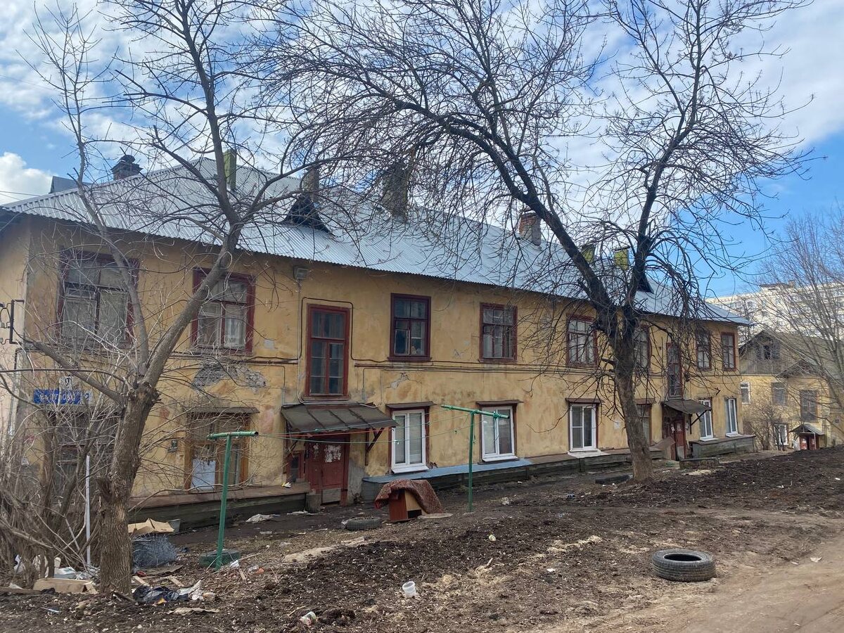 Раньше в этих домах было печное отопление. Но со временем все  печки разобрали