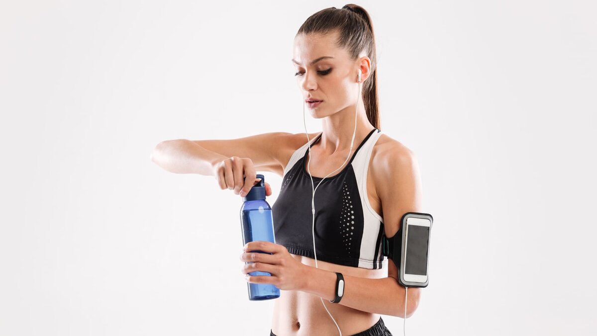    Пейте больше воды до и во время тренировок. Фото: Freepik