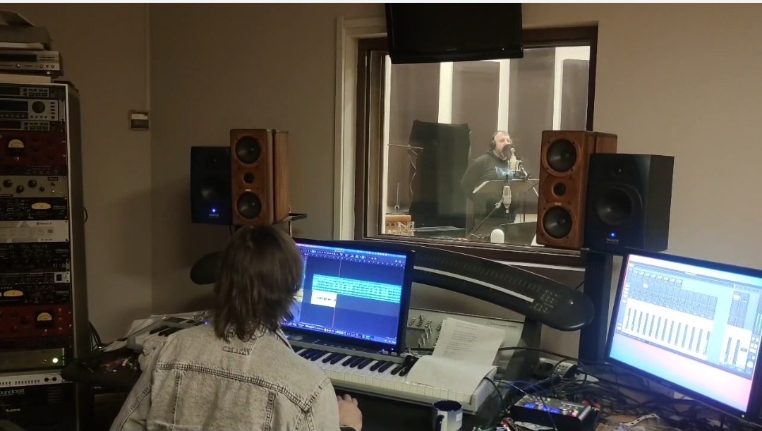 Водка в стакане хлебом накрыто - горе... (автор песни, бард, Сергей Барханов работают с композитором. Запись песни)