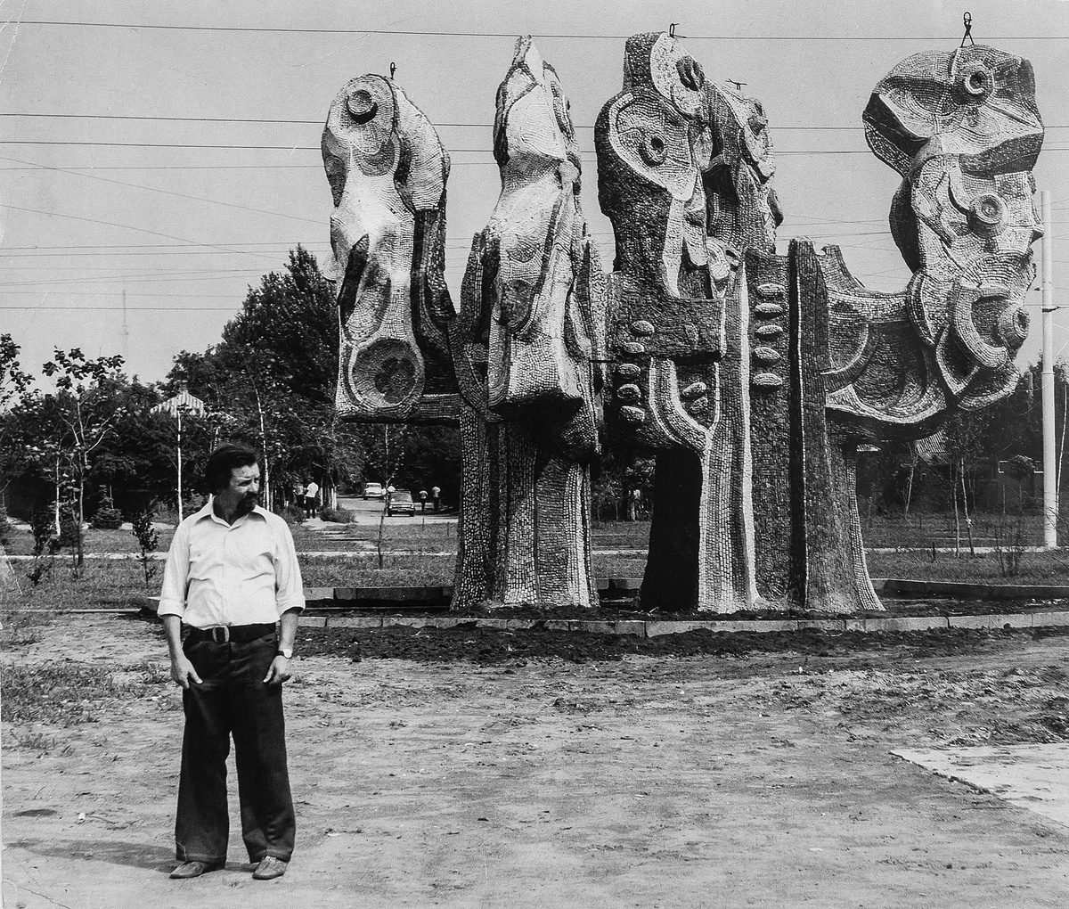 Г. Снесарев на фоне скульптурной композиции «Природа», конец 1970-х, из книги «Советская монументальная мозаика Юга России. 1937—1991». Изд-во «Кучково поле Музеон». 2024 год