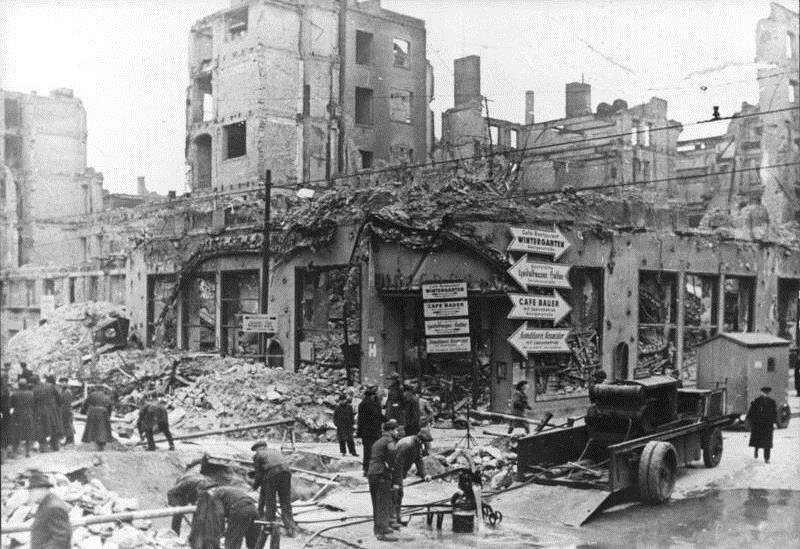 Берлин 21 марта 1945 г., после англо-американских авианалетов