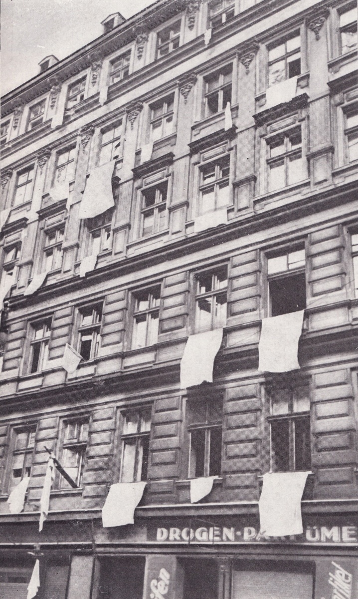 Белые флаги на зданиях в знак капитуляции. Фотоальбом Мгновения войны