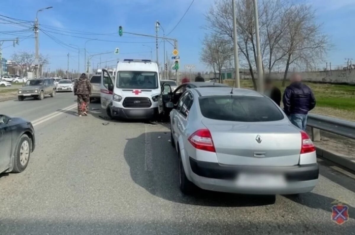    Шесть иномарок столкнулись у магазина сети «Волга-Раст» в Волгограде