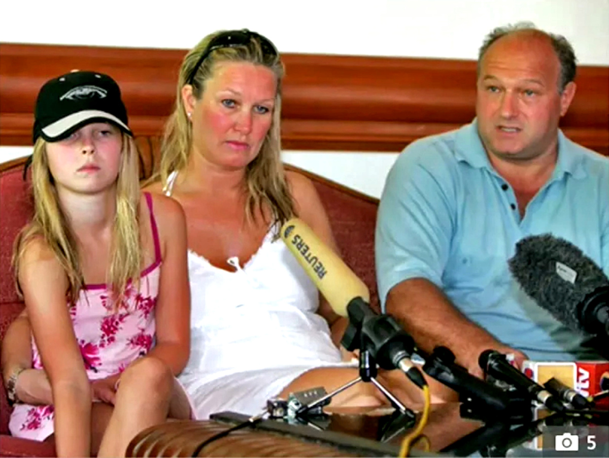 Тилли Смит с родителями после "операции спасения".