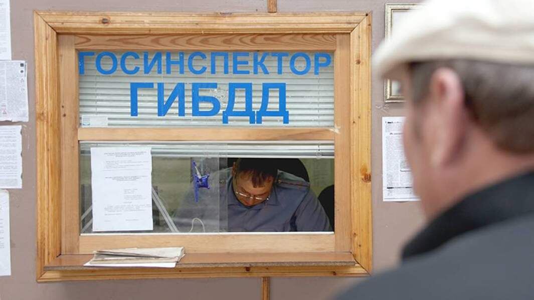 Современные МРЭО – это стерильные офисы с электронными талонами, роботизированными голосами и сотрудниками, которые смотрят на тебя, как на ошибку системы. Но в начале 2000-х это был настоящий цирк, где главными артистами были не только гаишники, но и сами нарушители.

Очереди, ажиотаж, нервные крики, философские диалоги у 5-го кабинета (или какого там у вас был "кабинета страха") – всё это создавало атмосферу, достойную сериала. Сейчас такого нет. Теперь всё по-другому: взял талончик, сел, ждёшь, подошло время – подошёл к окошку. Ни эмоций, ни драмы.

Но мы помним. И сегодня – ностальгический (и слегка юморной) разбор того, как это было.