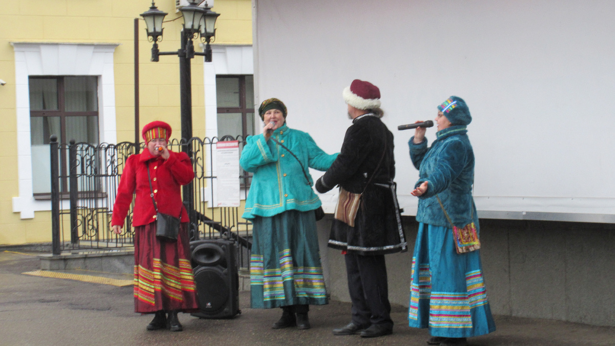 Встречают в Ярославле туристов с турпоезда "Серебряный маршрут"
