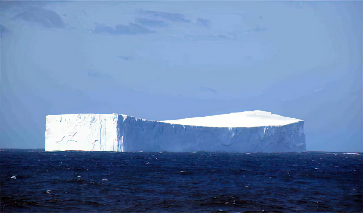 Почти идеально прямоугольный айсберг, обнаруженный у берегов Антарктиды в 2018 году