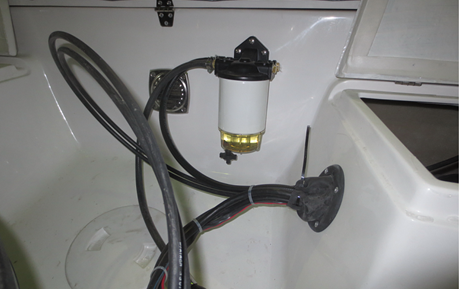 Установка топливного фильтра-сепаратора в рецессе катера, на внешней стороне
