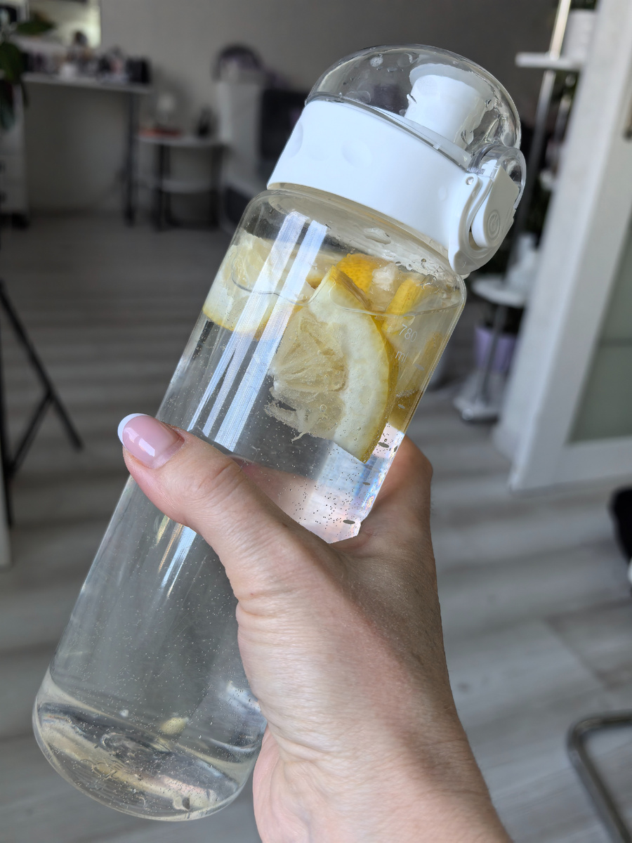 Весь день водичка с лимоном. Поняла, что когда добавляю апельсин, то мне не очень нравится, а просто с лимоном зачет.