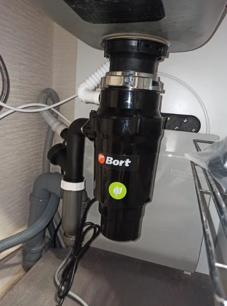 Все элементы дробления выполнены из нержавеющей стали. Фото из отзыва на Озон.