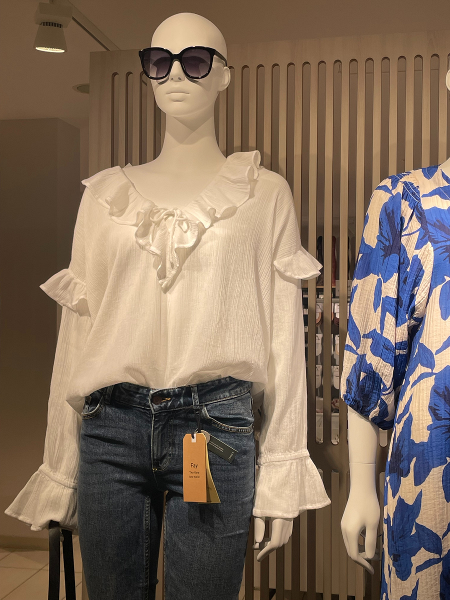 Модный женский образ из Швеции, весна, 2025.