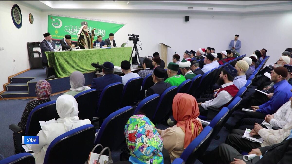    Верховный муфтий России Талгат Таджуддин встретился с студентами РИУ и имамами Башкортостана