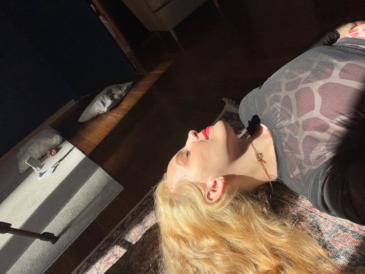 Греюсь на весеннем солнышке 