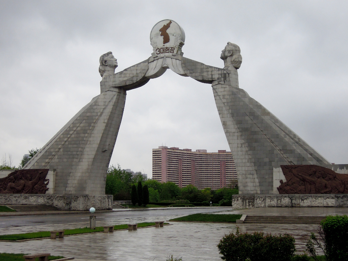 Две девушки держат круг с изображением Корейского полуострова в едином измерении.