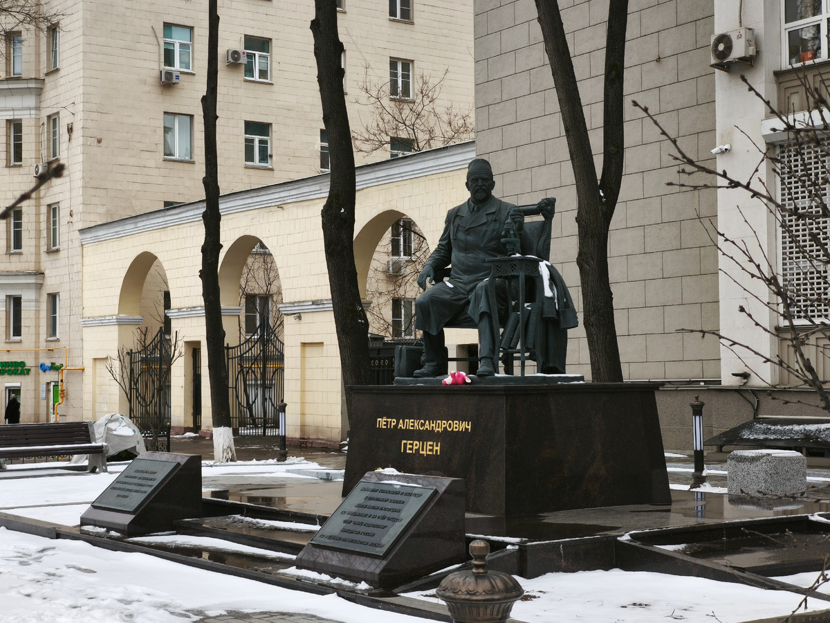 Памятник Герцену П.А. перед входом в клинику