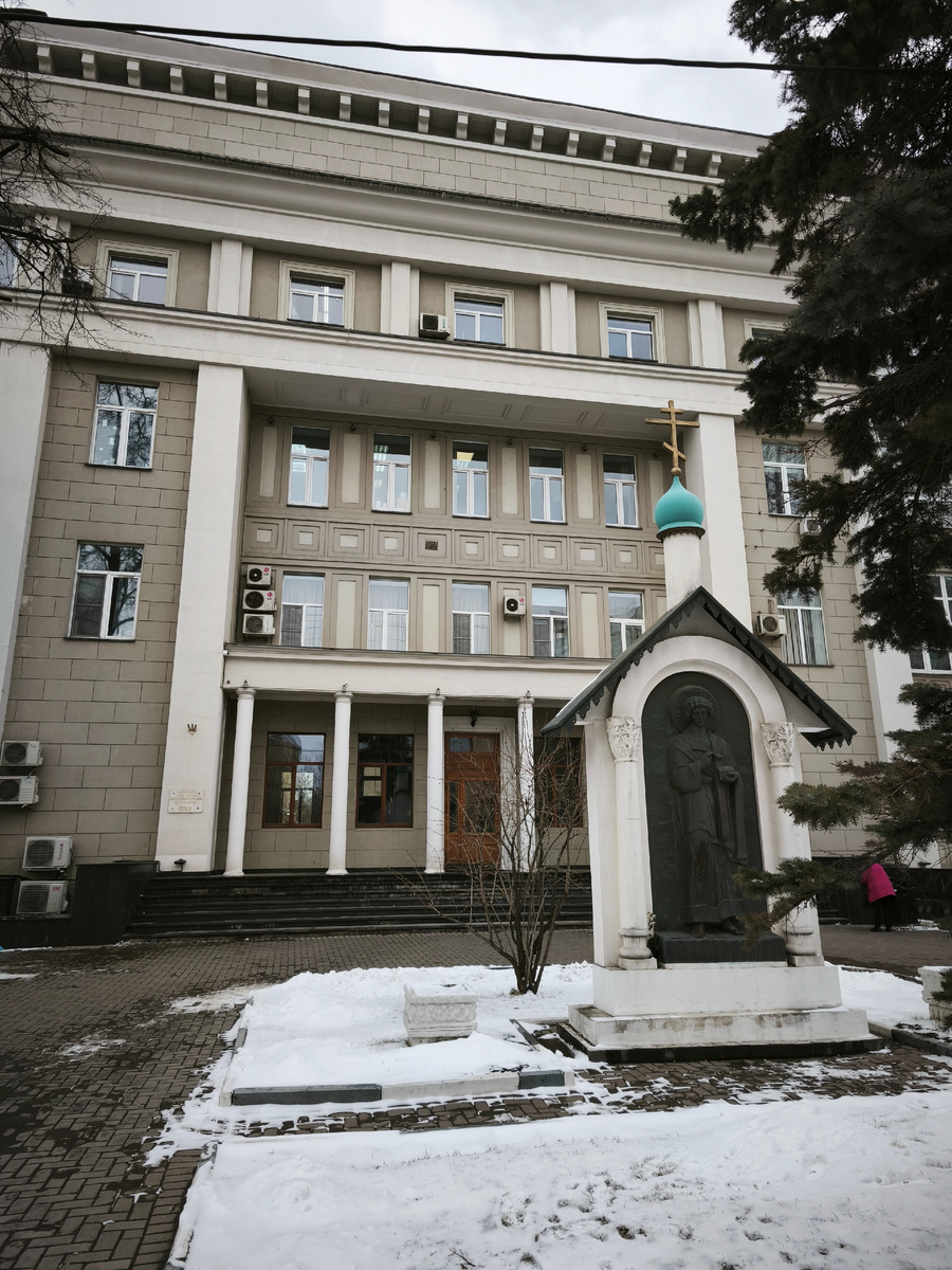 Главный вход в клинику им. Герцена П.А.