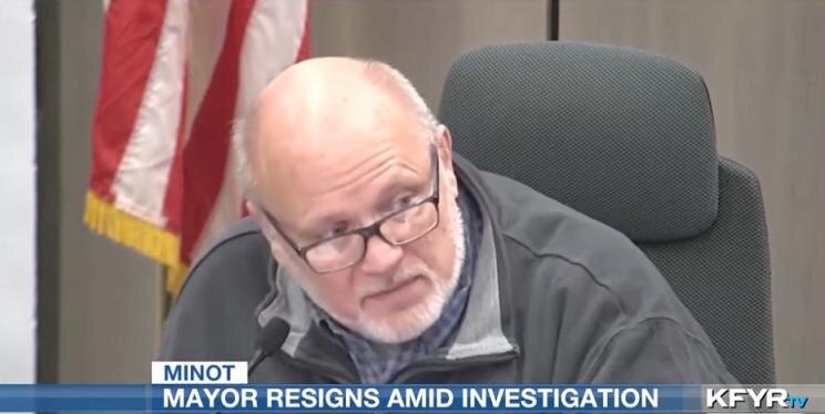 Мэр Том Росс сказал, что не собирался отправлять «сексуальное видео, предназначенное для его девушки» городскому прокурору. KFYR-TV