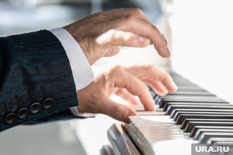 Умение играть на музыкальных инструментах для политиков ЯНАО не редкость. Фото: Илья Московец © URA.RU