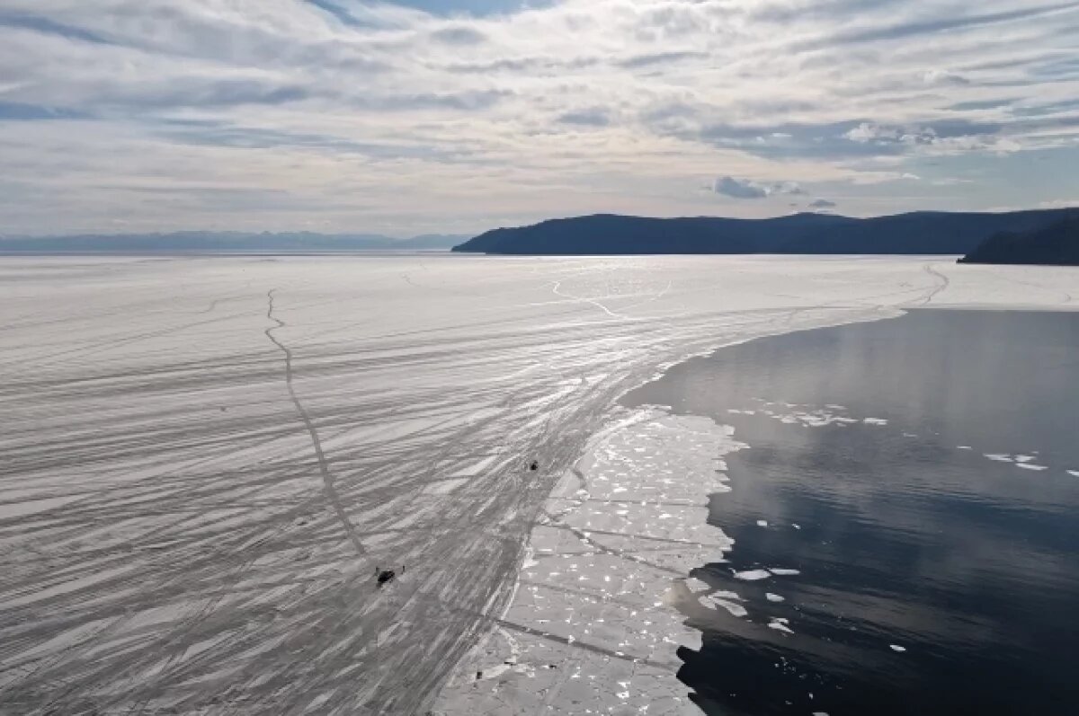   Озеро Байкал весной.
