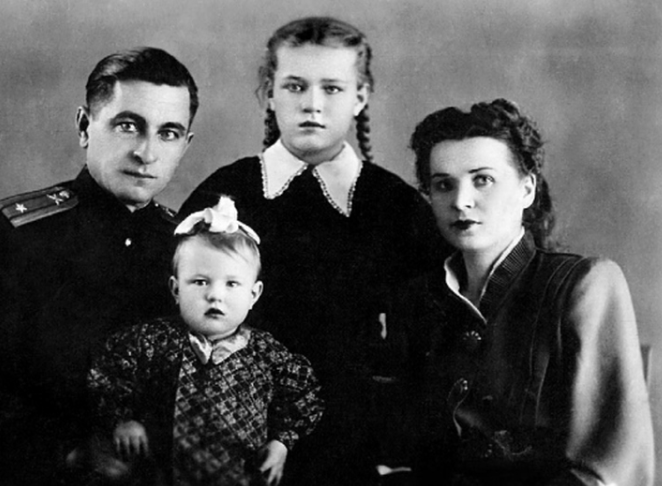 Людмила Чурсина с родителями и сестрой