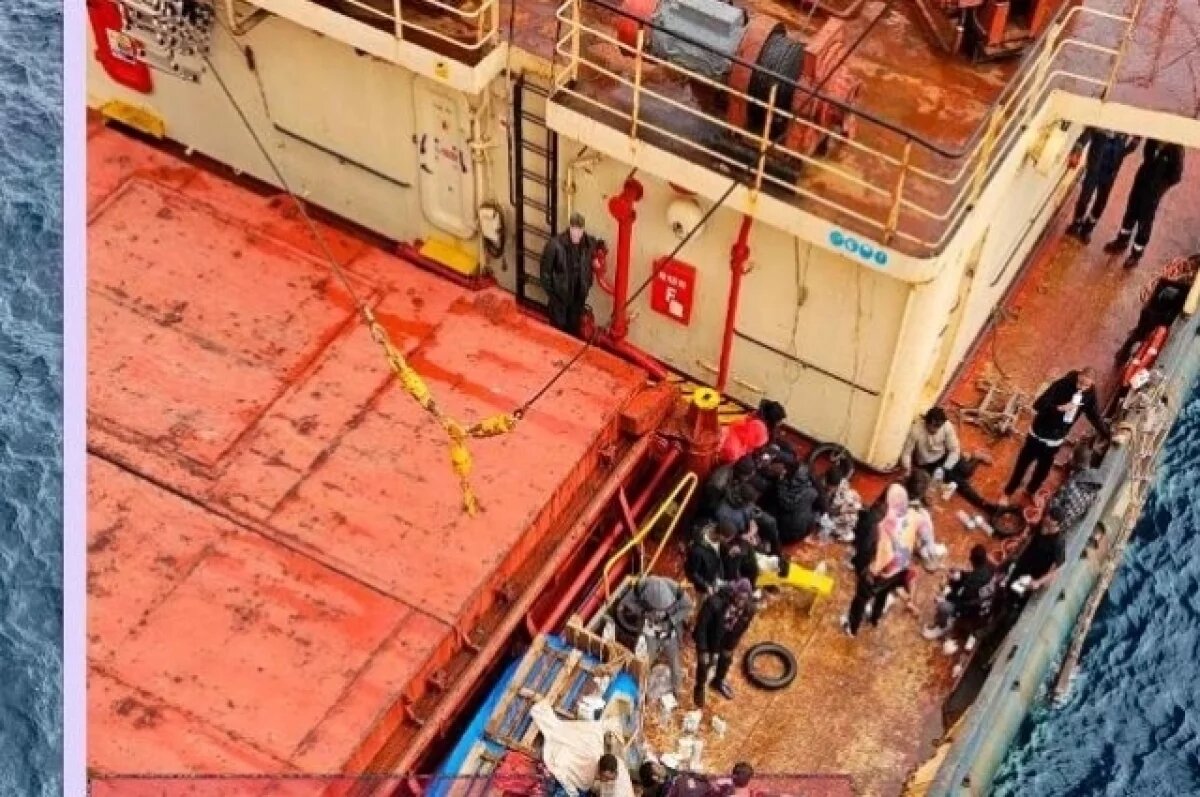    Российские моряки спасли в Атлантическом океане более 50 беженцев из Африки