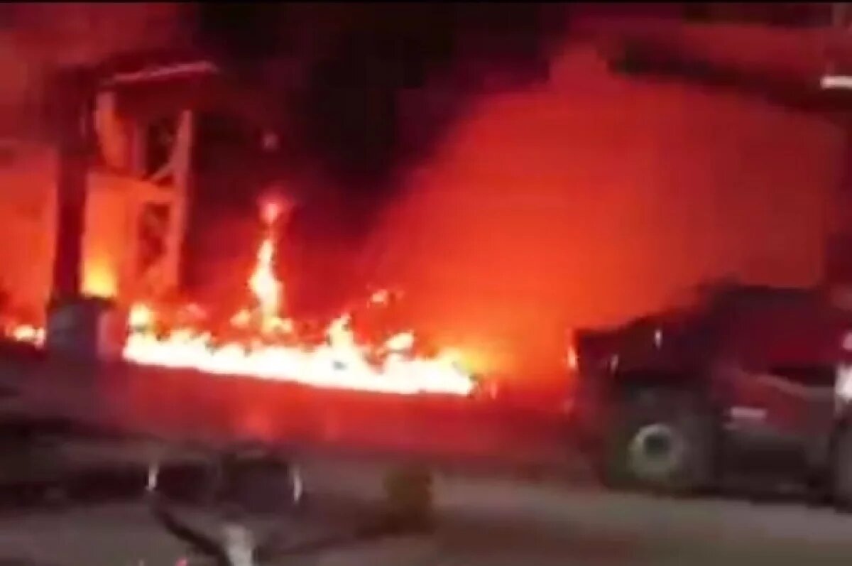    Опубликованы кадры из горящего судостроительного завода в Петрозаводске