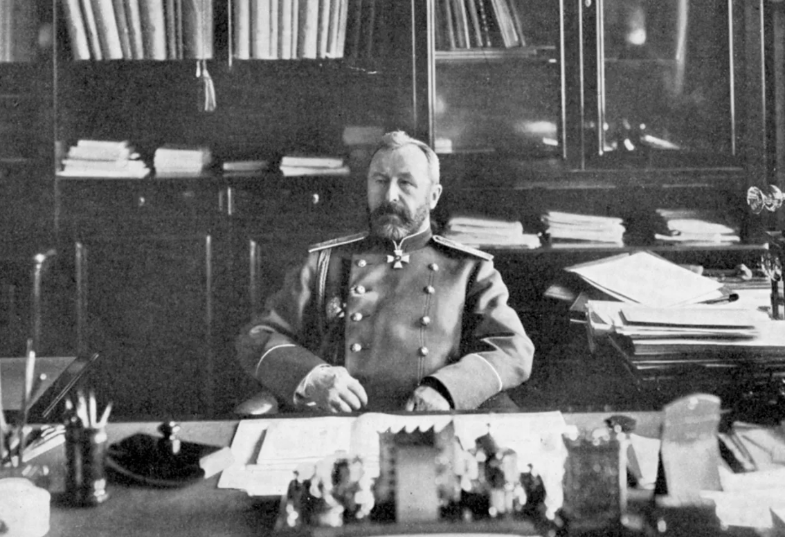 Алексей Куропаткин в своей библиотеке, 1904/05.