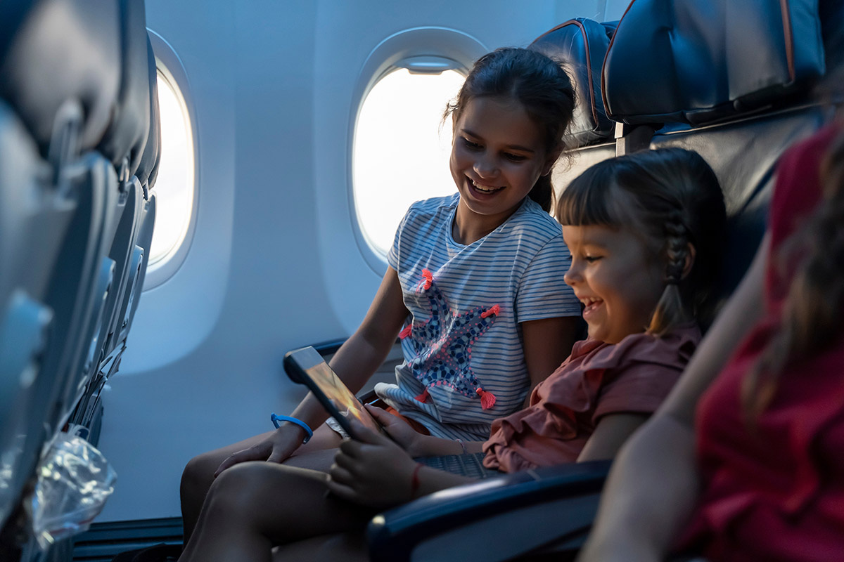 Есть несколько способов смотреть фильмы без интернета на iPhone или iPad. Главное, загрузите их заранее, а не во время взлета. Источник: Shutterstock📷
