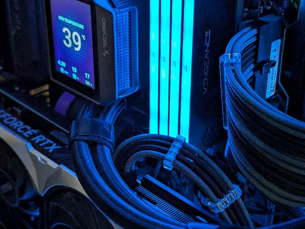 Источник фото: https://unsplash.com/photos/a-close-up-of-a-computer-with-many-wires-NckxxTHiF9U