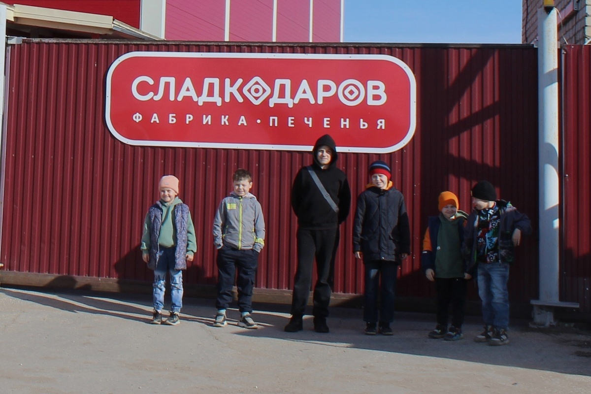 Производственная площадка фабрики печенья Сладкодаров, с. Новый Буян Самарской области. Фото автора 
