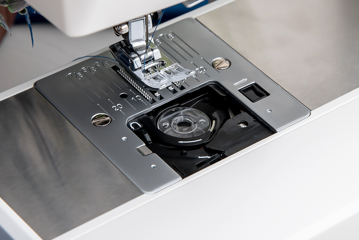 Универсальная лапка для швейной машины обычно делает зигзаг и прямой шов. Артикул Ozon: 1849381925