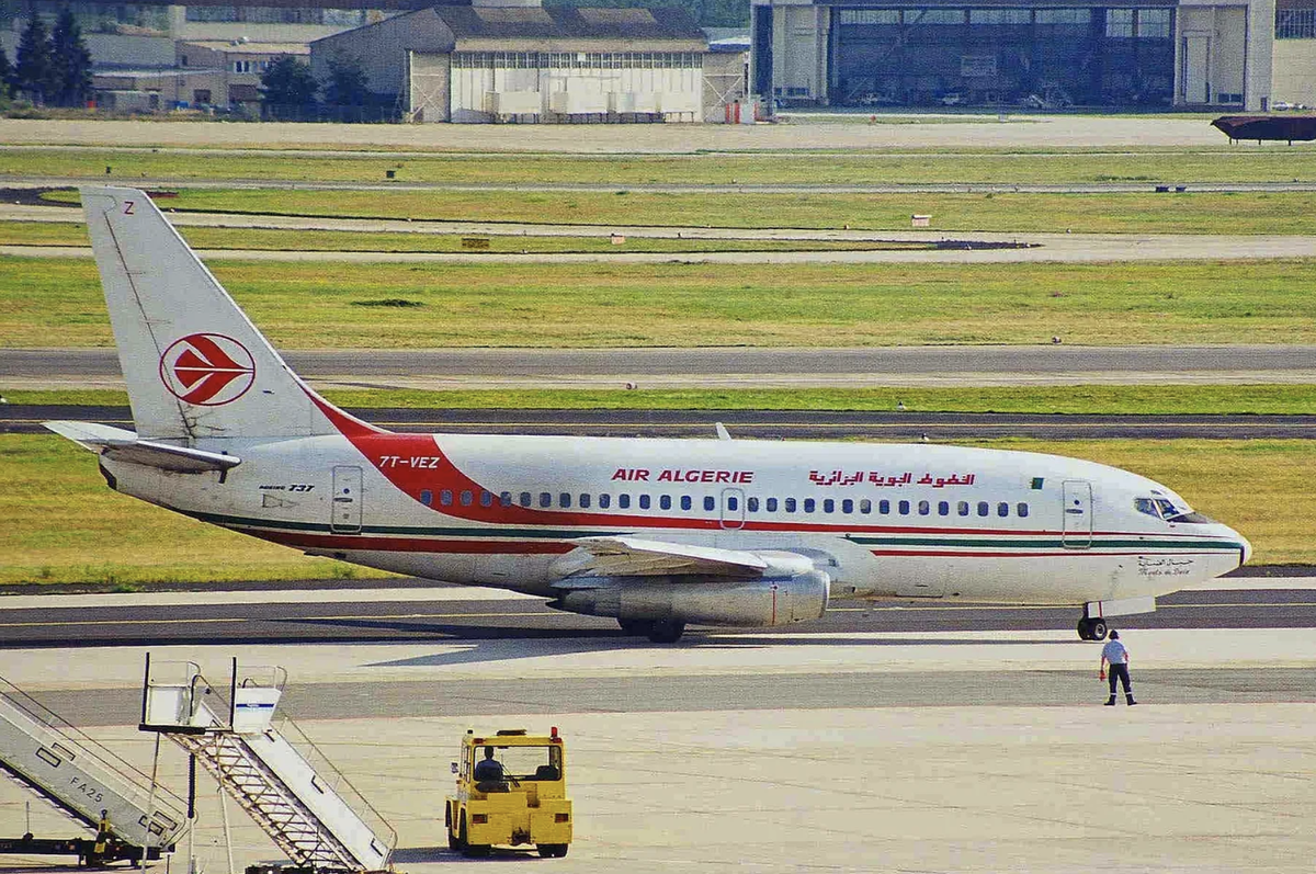 7T-VEZ, Boeing 737–200, участвовавший в катастрофе. (Кен Филдинг)