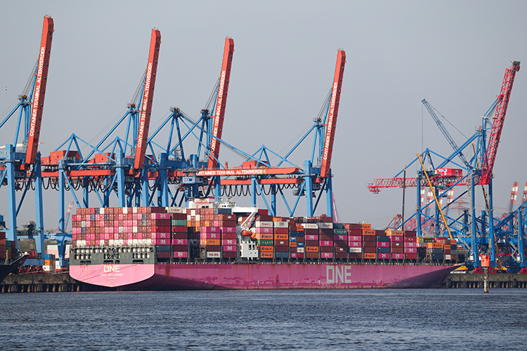    Согласно представленной таблице, Китай взимал с США 67% «несправедливых» пошлин, теперь Америка будет взимать 34%. ЕС взимает 39% с импорта, США будут взимать 20%.   
Фото: © Christian Charisius / dpa / www.globallookpress.com