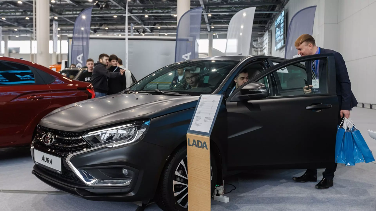 Возврат утильсбора не помогает АвтоВАЗу поддерживать продажи. Фото: Сергей Елагин/Бизнес Online/ТАСС