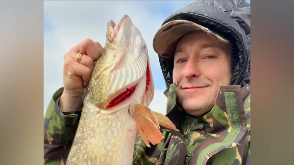 Сергей Безруков с уловом. Обложка © Instagram (признан экстремистской организацией и запрещён на территории Российской Федерации) / s_bezrukov