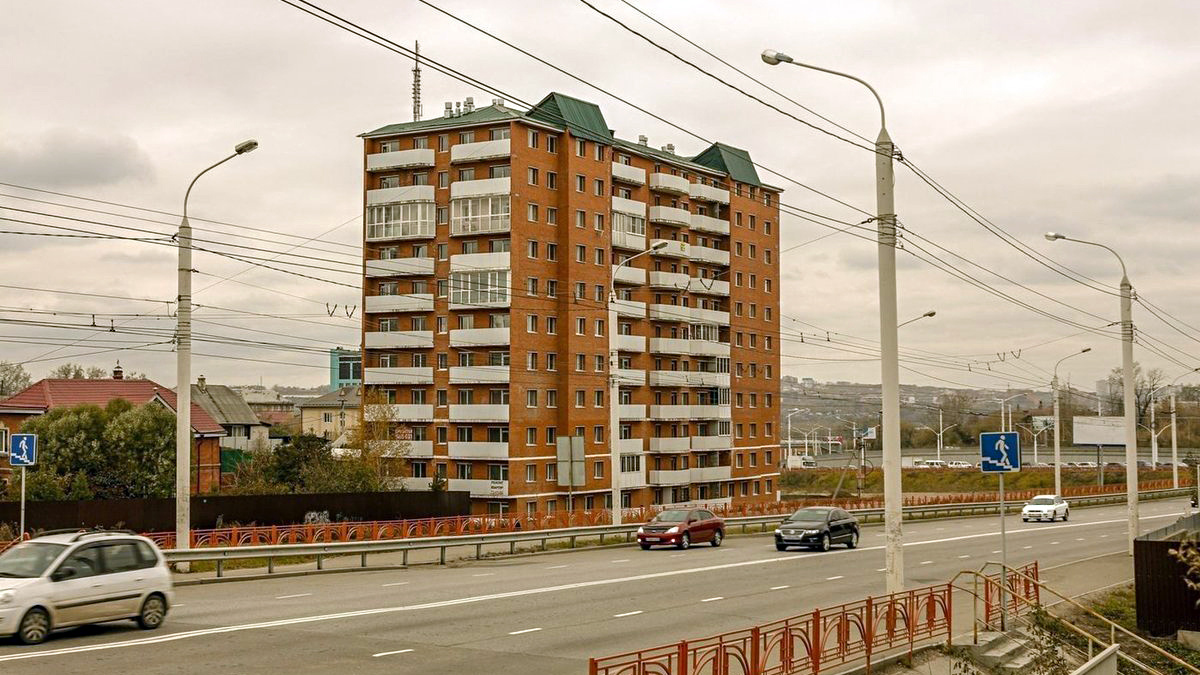 Вот он - самострой в Иркутске на улице Пискунова, 40. В нем 137 квартир, многие были куплены еще на стадии строительства